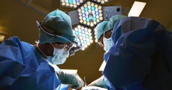 Vorderer Kreuzbandriss: Immer operieren oder nicht? Immer Kreuzbandriss OP, wie die Knieprobleme im Alter entstehen